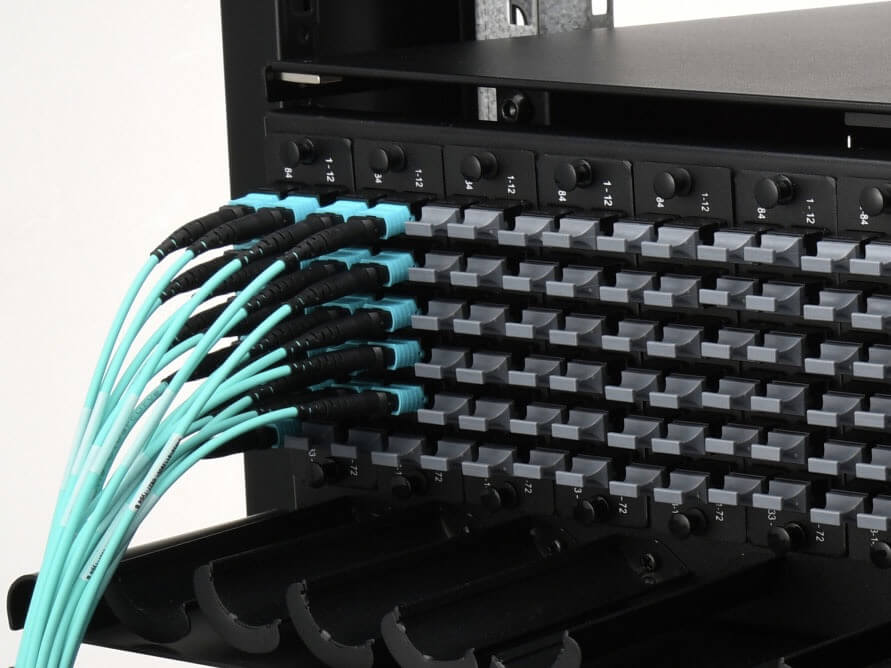 Últimos blogs da empresa sobre Quais produtos são usados principalmente na cabeamento de data centers MPO?